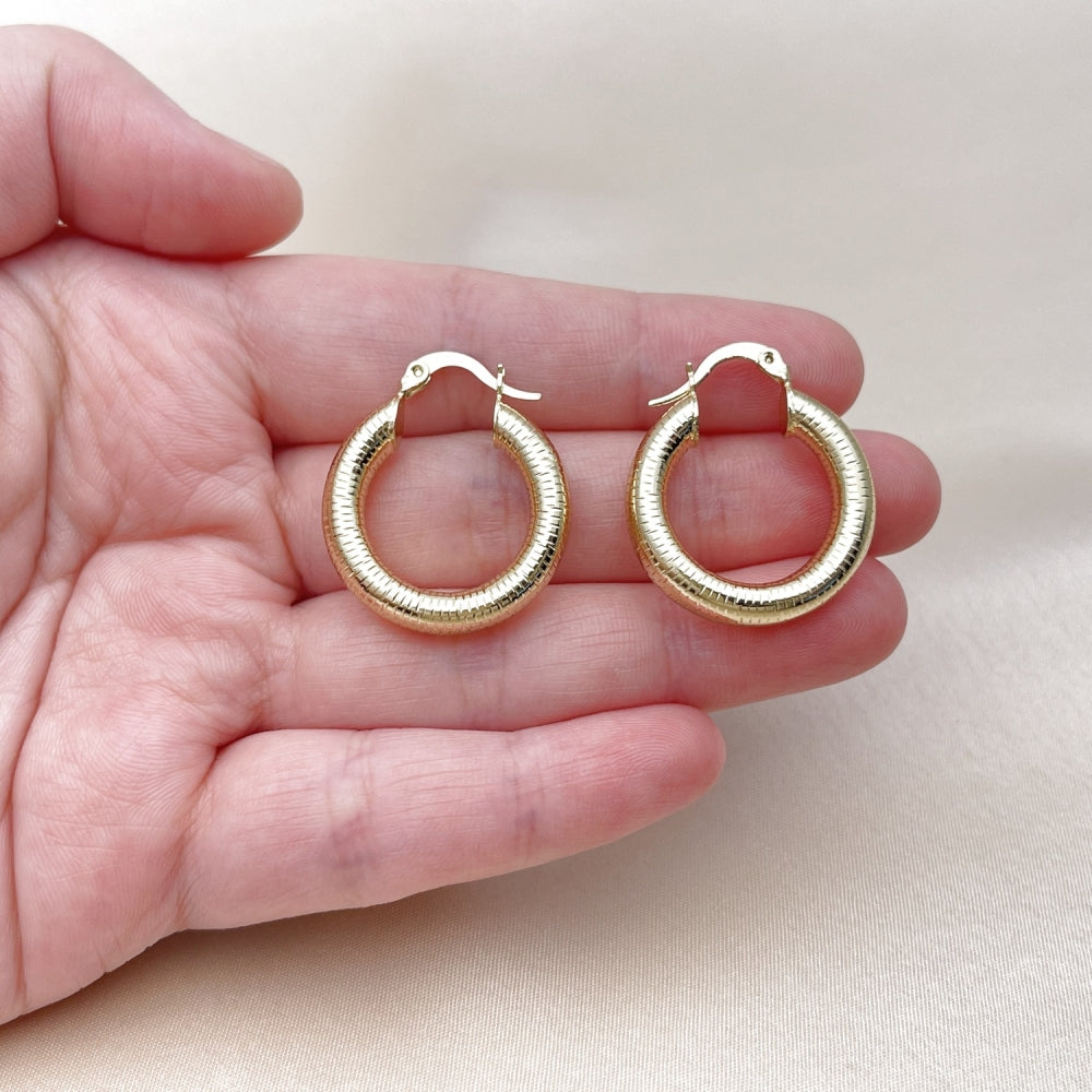 Oro Laminado Small Hoop, Gold Filled Style Hollow Design, Diamond Cutting Finish, Golden Finish