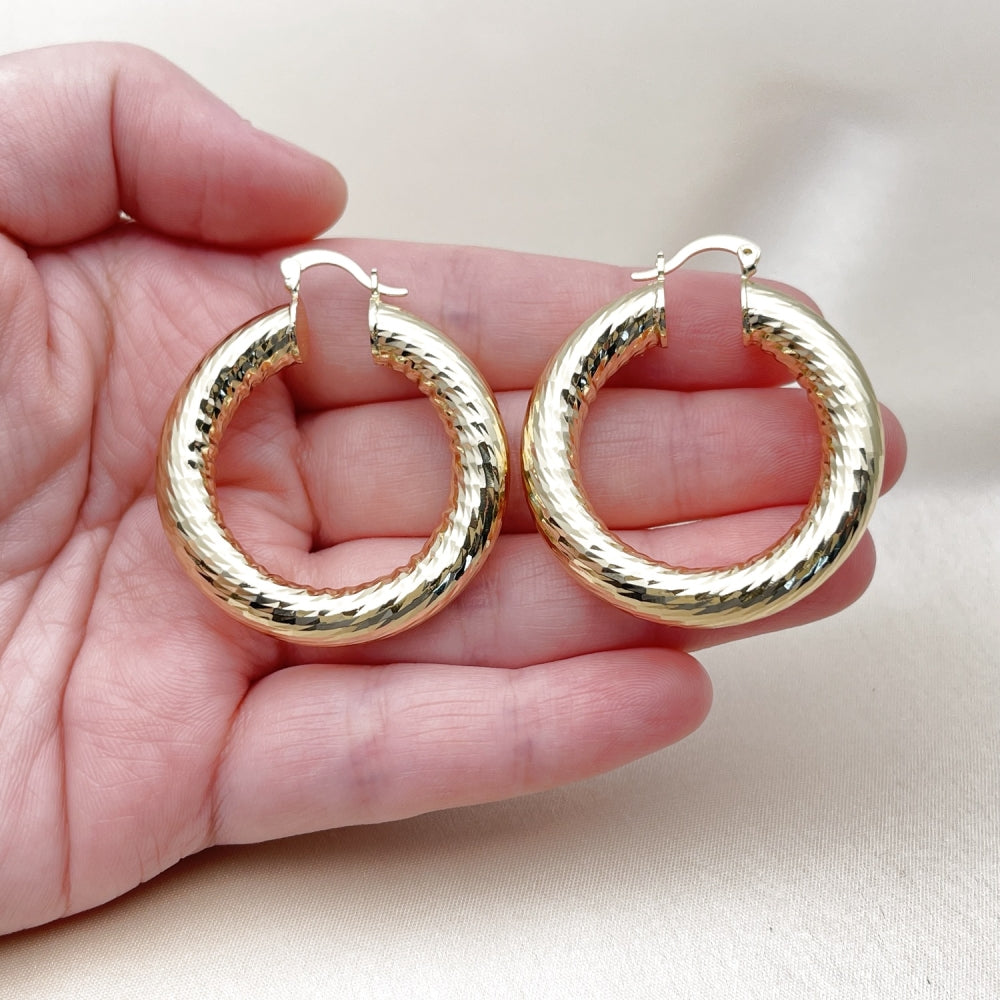 Oro Laminado Medium Hoop, Gold Filled Style Hollow Design, Diamond Cutting Finish, Golden Finish