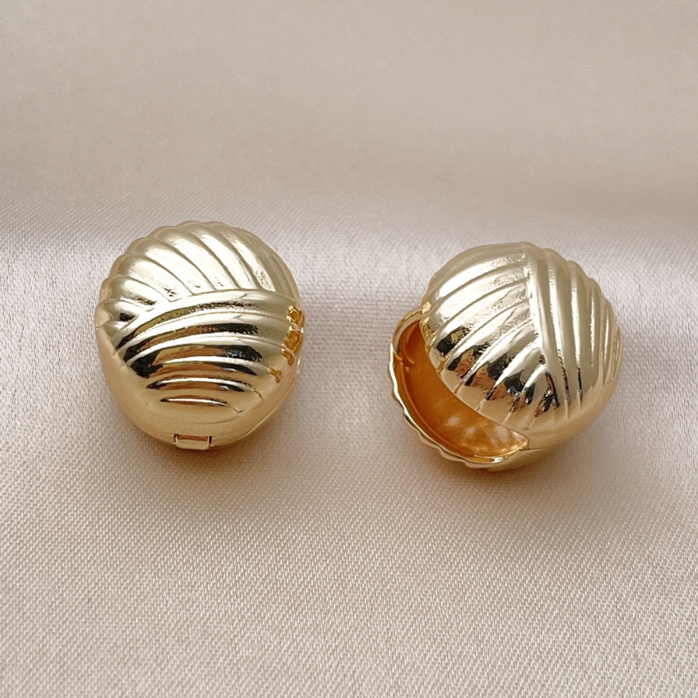 Oro Laminado Huggie Hoop, Gold Filled Style Ball Design, Diamond Cutting Finish, Golden Finish