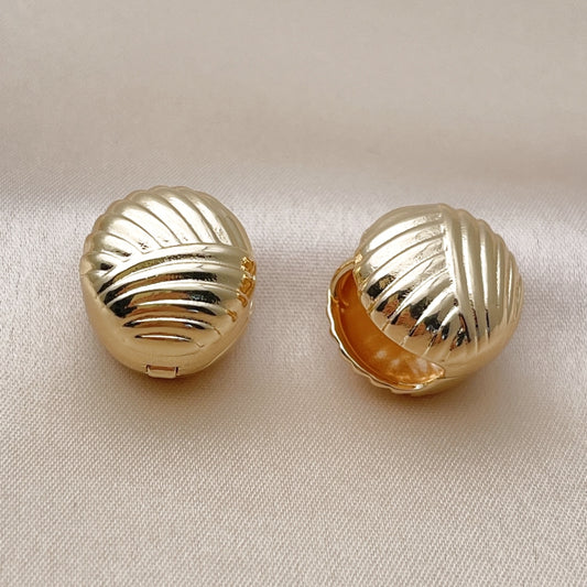 Oro Laminado Huggie Hoop, Gold Filled Style Ball Design, Diamond Cutting Finish, Golden Finish