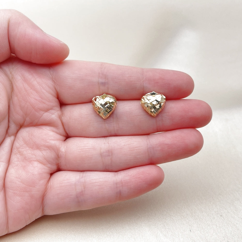 Oro Laminado Stud Earring, Gold Filled Style Heart Design, Diamond Cutting Finish, Golden Finish