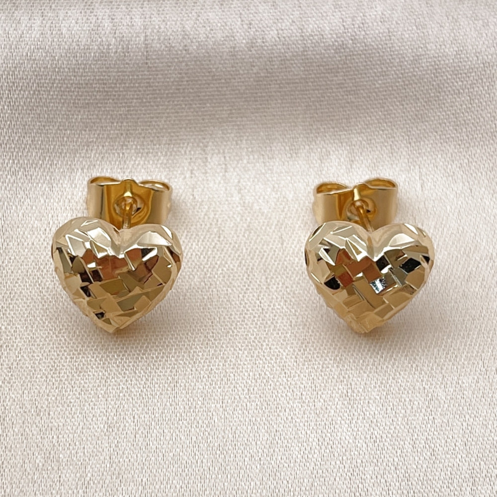 Oro Laminado Stud Earring, Gold Filled Style Heart Design, Diamond Cutting Finish, Golden Finish
