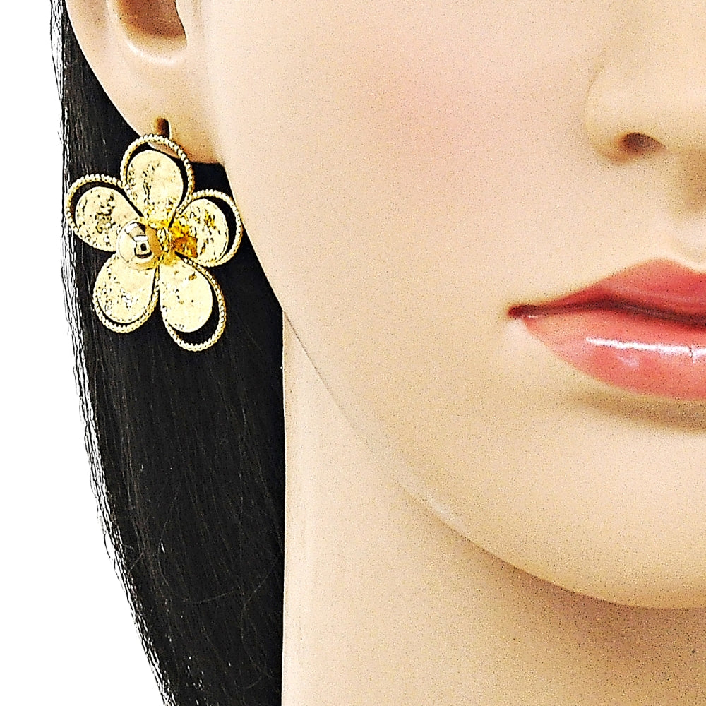 Oro Laminado Stud Earring, Gold Filled Style Flower Design, Diamond Cutting Finish, Golden Finish