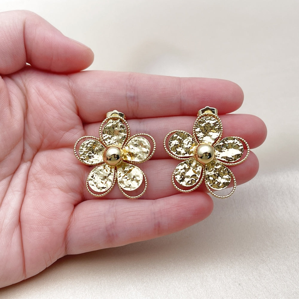 Oro Laminado Stud Earring, Gold Filled Style Flower Design, Diamond Cutting Finish, Golden Finish