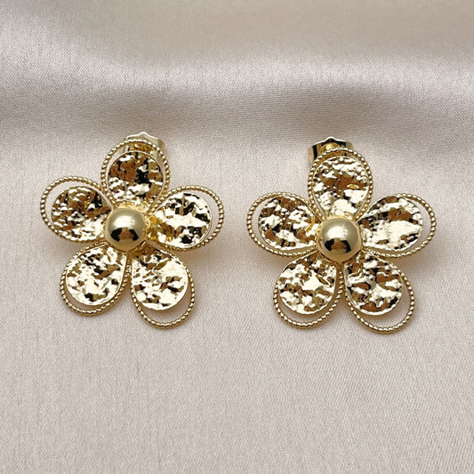 Oro Laminado Stud Earring, Gold Filled Style Flower Design, Diamond Cutting Finish, Golden Finish