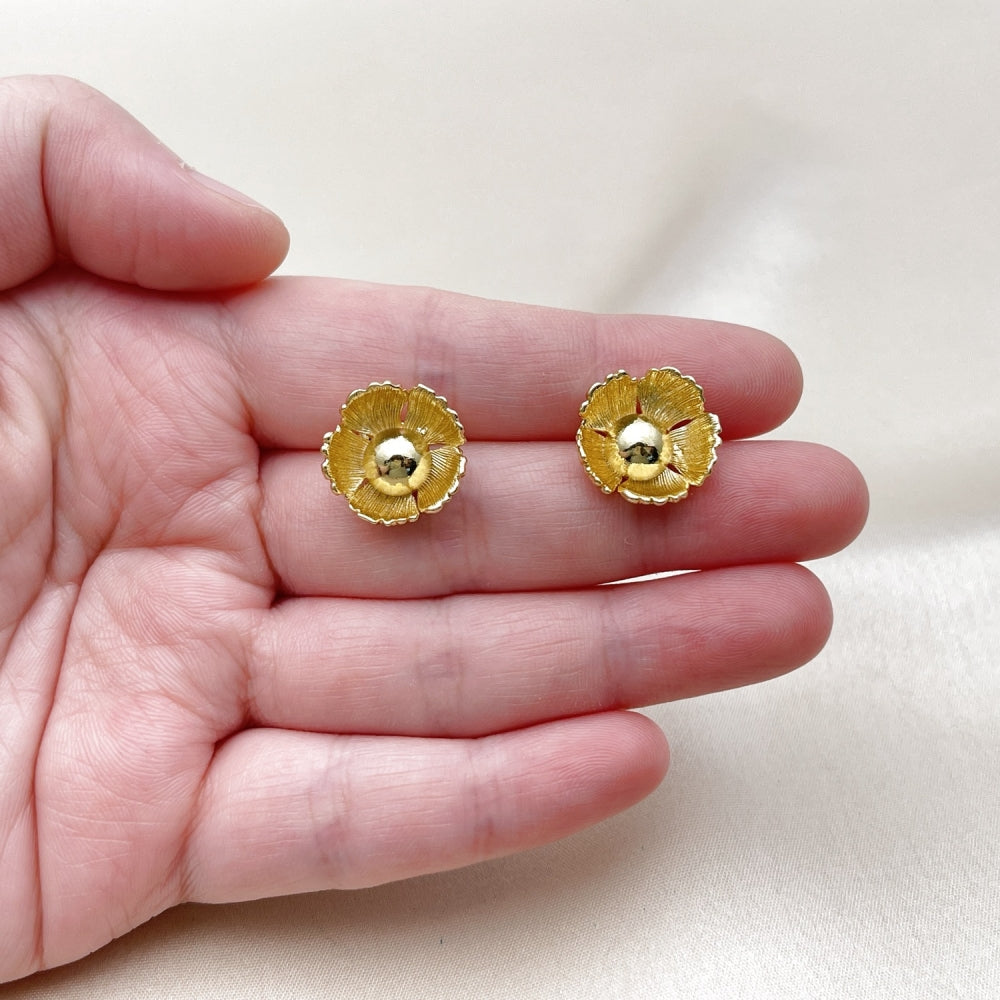 Oro Laminado Stud Earring, Gold Filled Style Flower Design, Diamond Cutting Finish, Golden Finish