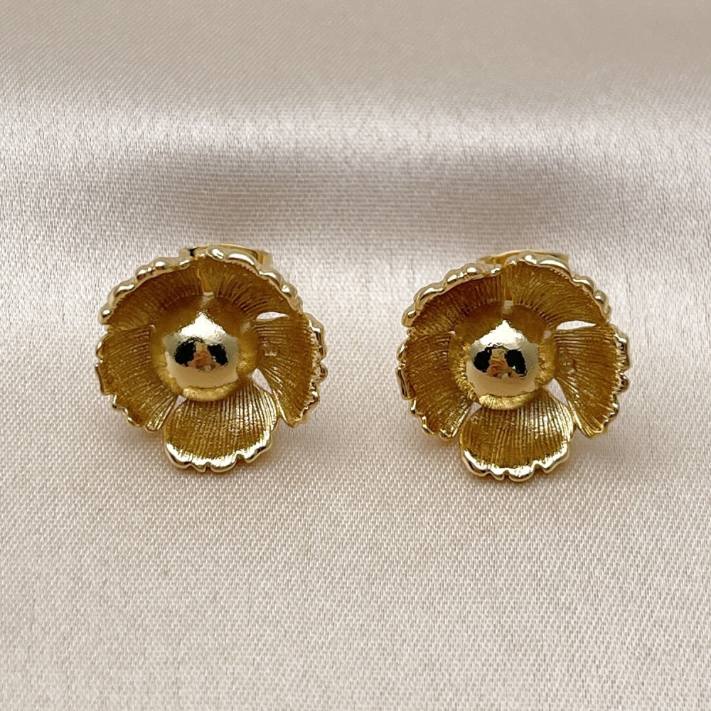 Oro Laminado Stud Earring, Gold Filled Style Flower Design, Diamond Cutting Finish, Golden Finish