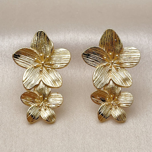 Oro Laminado Stud Earring, Gold Filled Style Flower Design, Diamond Cutting Finish, Golden Finish