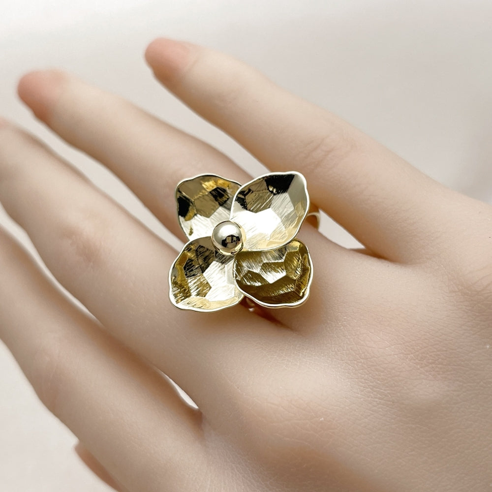 Oro Laminado Elegant Ring, Gold Filled Style Flower Design, Diamond Cutting Finish, Golden Finish