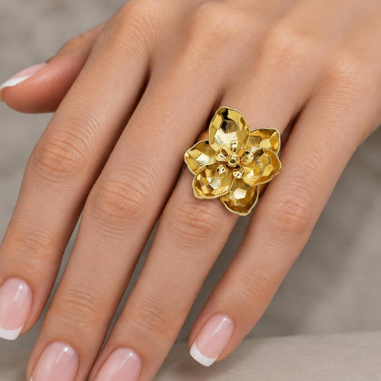Oro Laminado Elegant Ring, Gold Filled Style Flower Design, Diamond Cutting Finish, Golden Finish