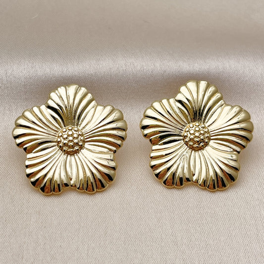 Oro Laminado Stud Earring, Gold Filled Style Flower Design, Polished, Golden Finish