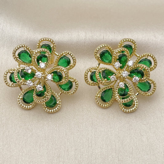 Oro Laminado Stud Earring, Gold Filled Style Flower and Teardrop Design, with Green and White Cubic Zirconia, Diamond Cutting Finish, Golden Finish