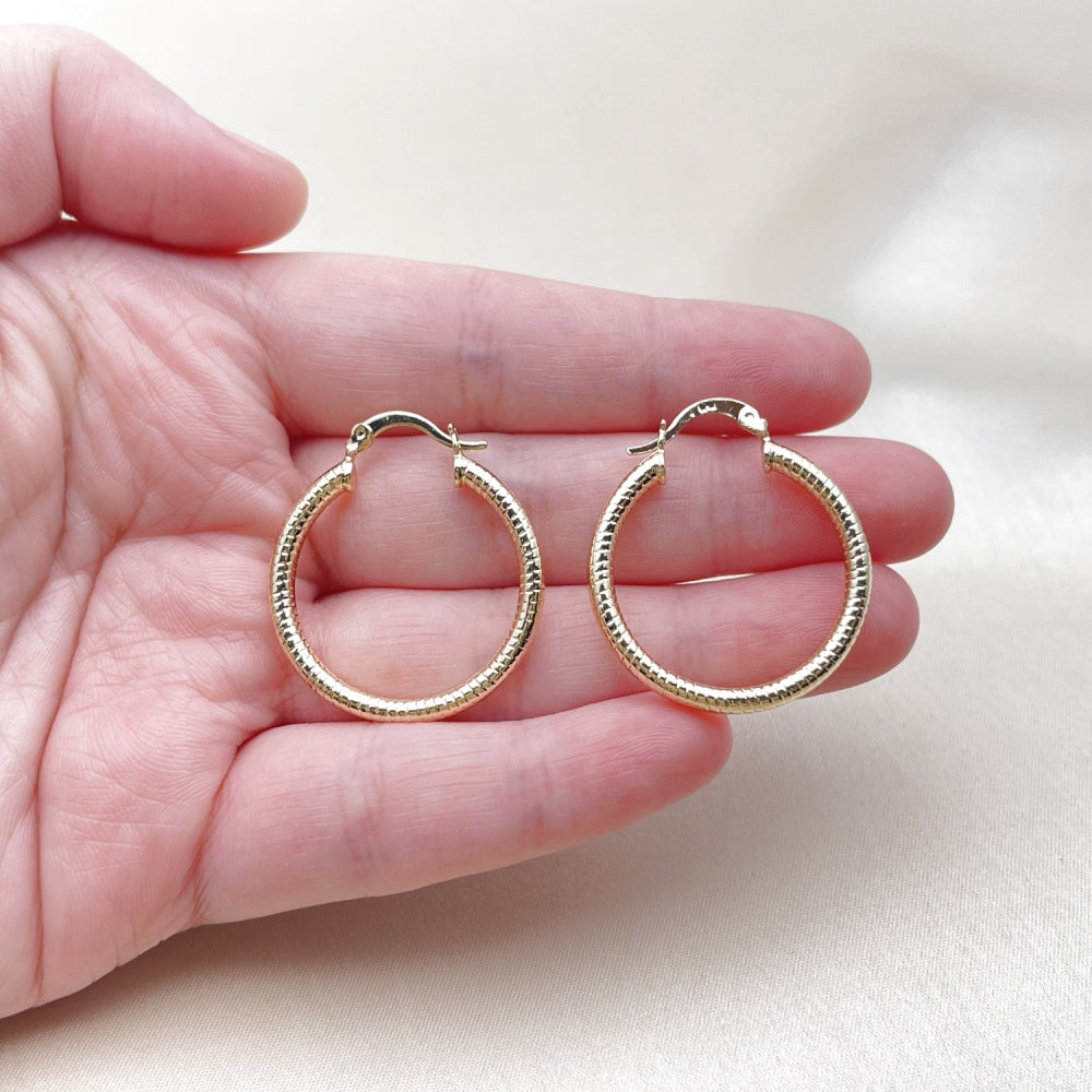 Oro Laminado Medium Hoop, Gold Filled Style Hollow Design, Diamond Cutting Finish, Golden Finish