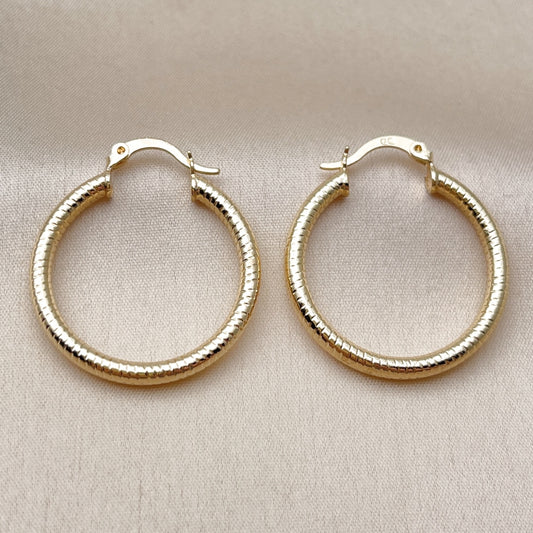 Oro Laminado Medium Hoop, Gold Filled Style Hollow Design, Diamond Cutting Finish, Golden Finish