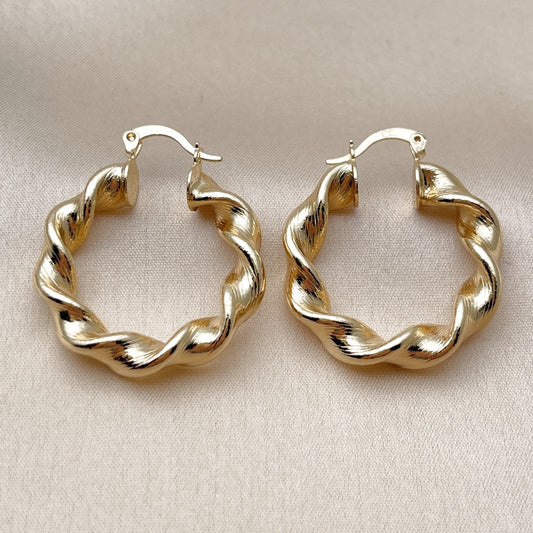 Oro Laminado Medium Hoop, Gold Filled Style Twist and Hollow Design, Diamond Cutting Finish, Golden Finish