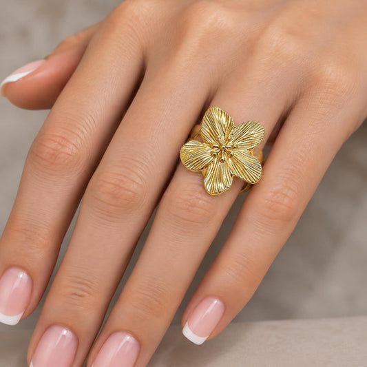 Oro Laminado Elegant Ring, Gold Filled Style Flower Design, Diamond Cutting Finish, Golden Finish