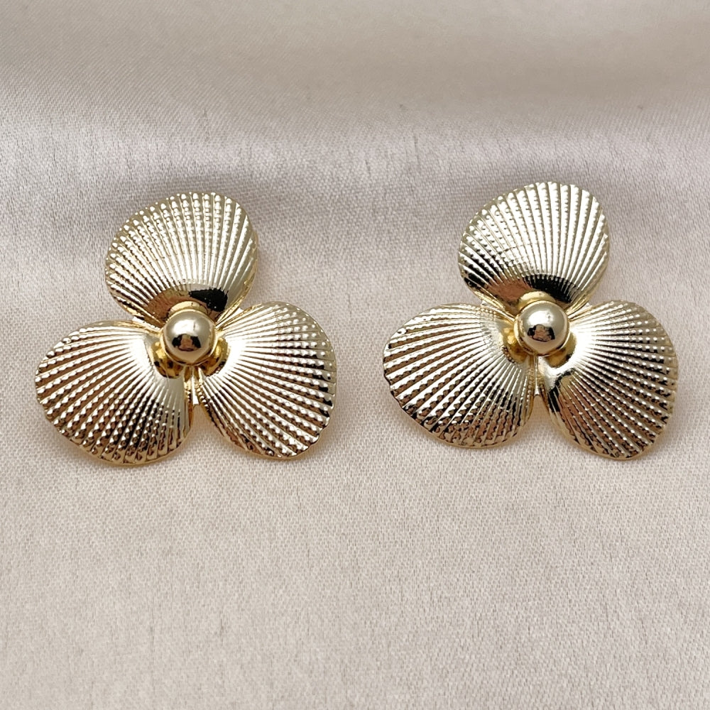 Oro Laminado Stud Earring, Gold Filled Style Flower Design, Diamond Cutting Finish, Golden Finish