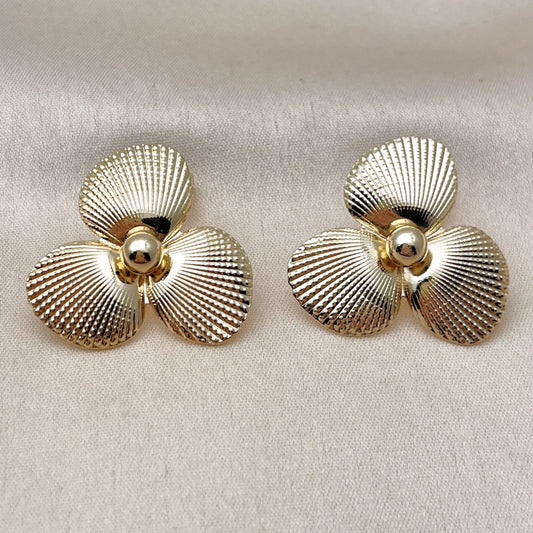 Oro Laminado Stud Earring, Gold Filled Style Flower Design, Diamond Cutting Finish, Golden Finish