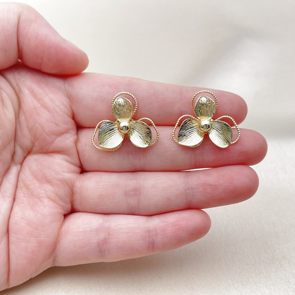 Oro Laminado Stud Earring, Gold Filled Style Flower Design, Diamond Cutting Finish, Golden Finish