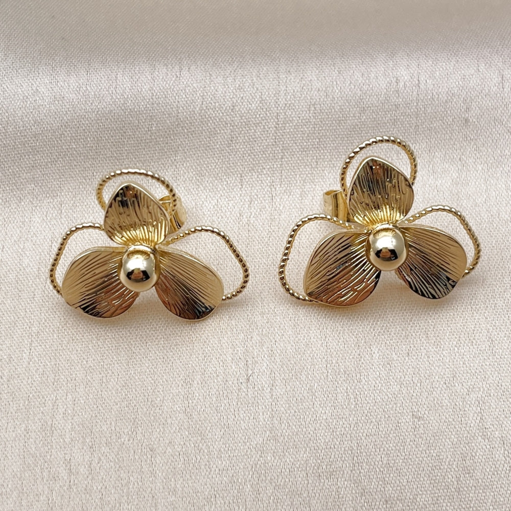 Oro Laminado Stud Earring, Gold Filled Style Flower Design, Diamond Cutting Finish, Golden Finish