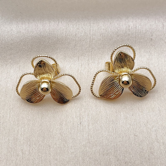 Oro Laminado Stud Earring, Gold Filled Style Flower Design, Diamond Cutting Finish, Golden Finish