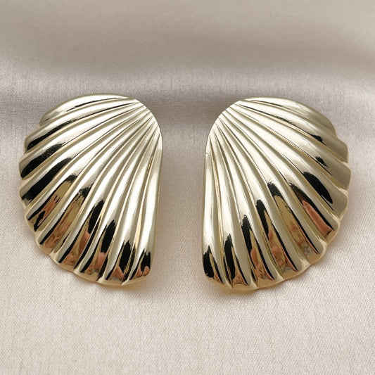 Oro Laminado Stud Earring, Gold Filled Style Shell Design, Polished, Golden Finish