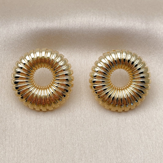 Oro Laminado Stud Earring, Gold Filled Style Polished, Golden Finish