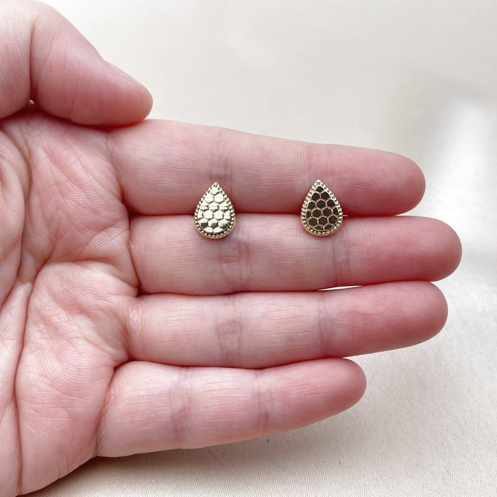 Oro Laminado Stud Earring, Gold Filled Style Teardrop Design, Diamond Cutting Finish, Golden Finish