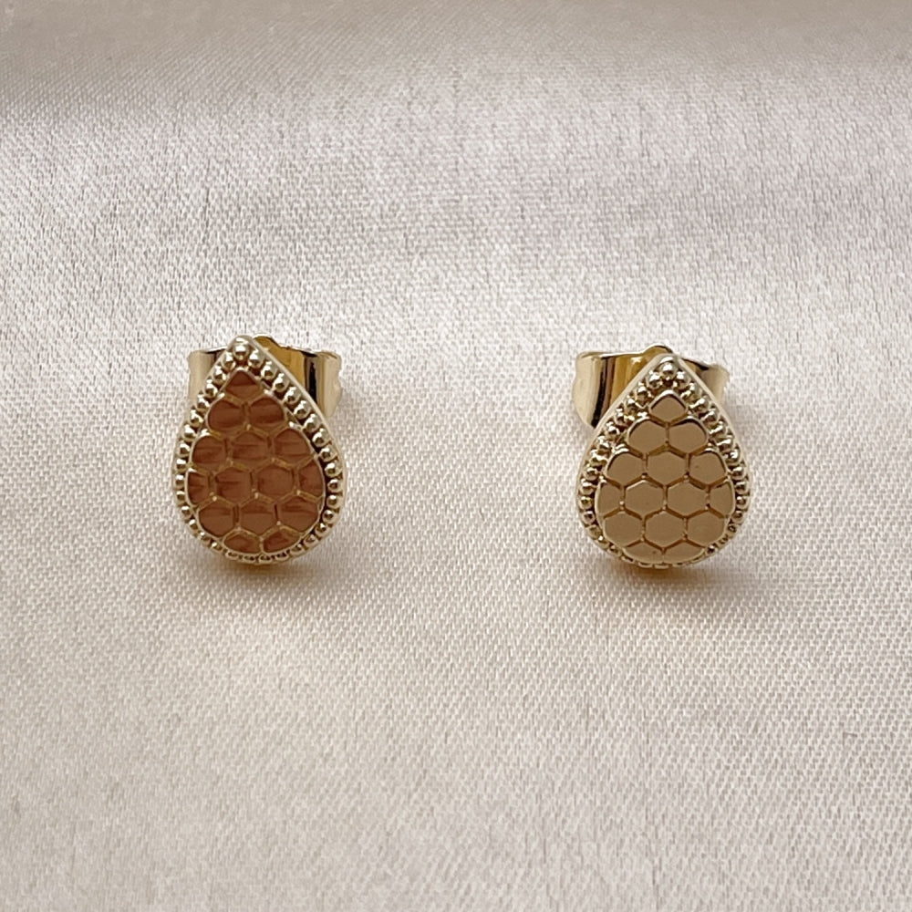 Oro Laminado Stud Earring, Gold Filled Style Teardrop Design, Diamond Cutting Finish, Golden Finish