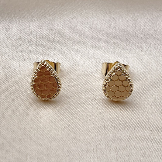 Oro Laminado Stud Earring, Gold Filled Style Teardrop Design, Diamond Cutting Finish, Golden Finish