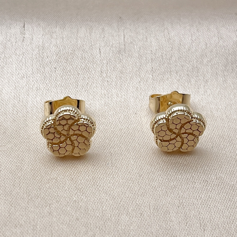 Oro Laminado Stud Earring, Gold Filled Style Flower Design, Diamond Cutting Finish, Golden Finish