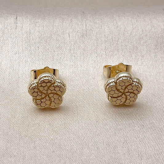 Oro Laminado Stud Earring, Gold Filled Style Flower Design, Diamond Cutting Finish, Golden Finish