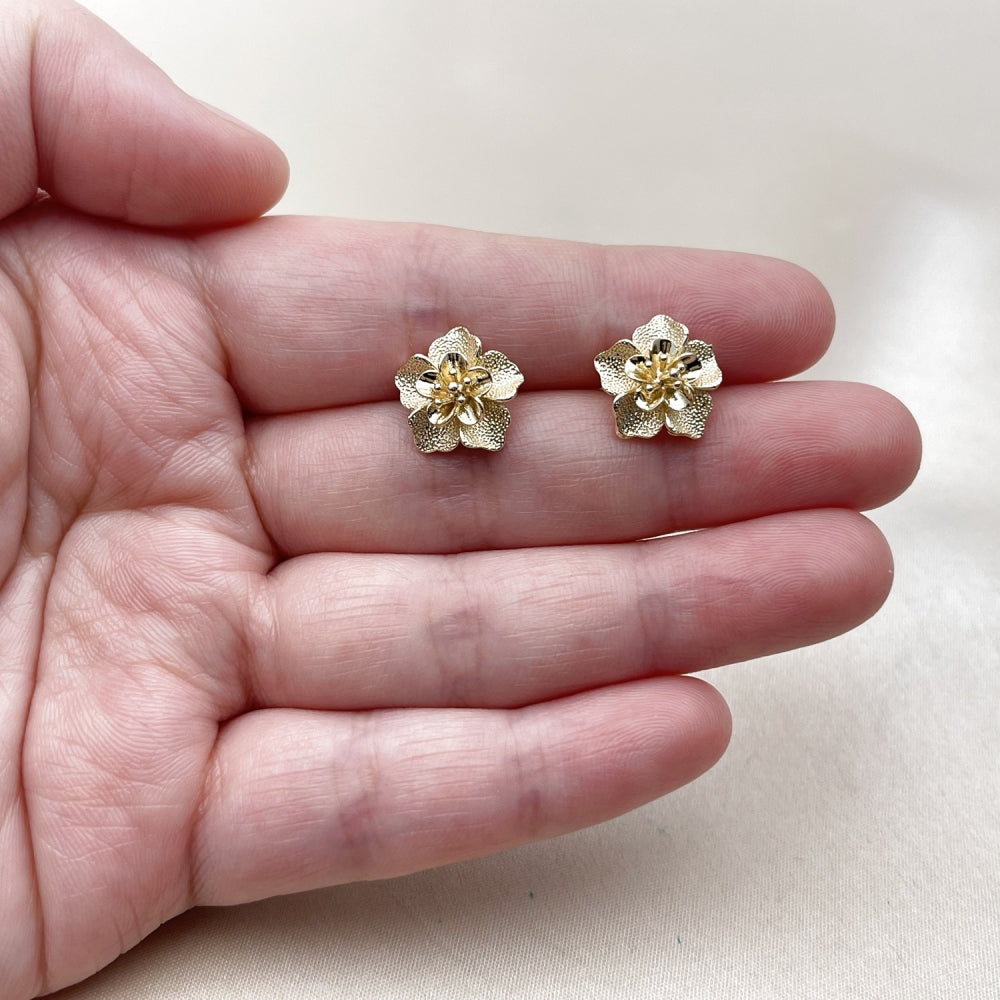 Oro Laminado Stud Earring, Gold Filled Style Flower Design, Matte Finish, Golden Finish