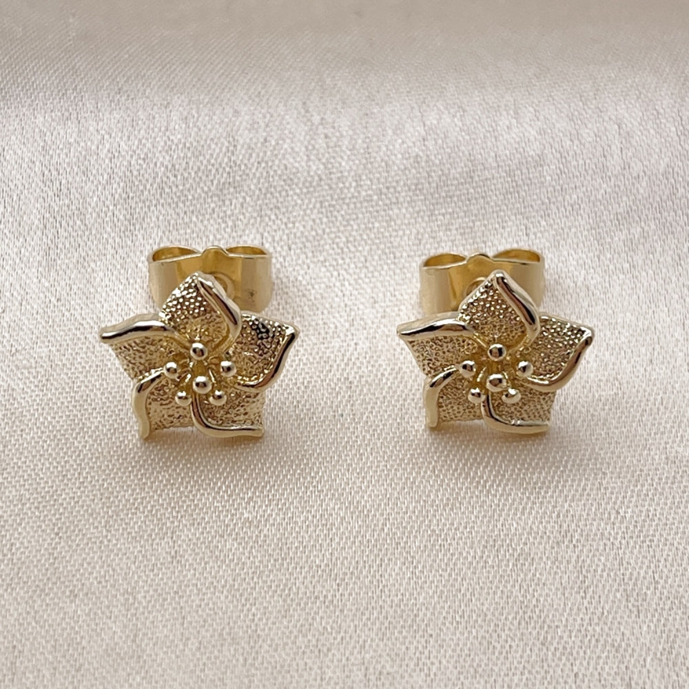Oro Laminado Stud Earring, Gold Filled Style Flower Design, Matte Finish, Golden Finish