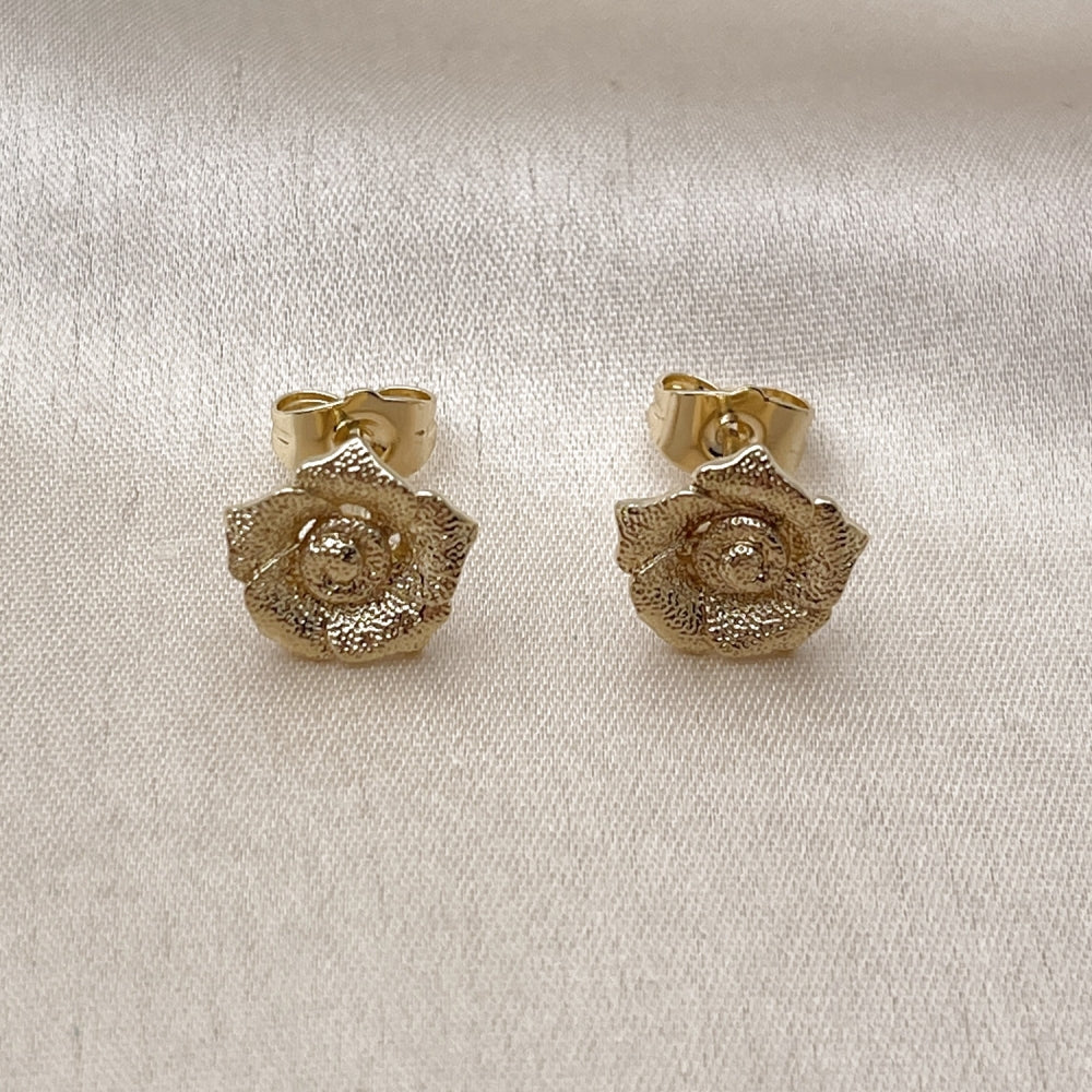 Oro Laminado Stud Earring, Gold Filled Style Flower Design, Matte Finish, Golden Finish