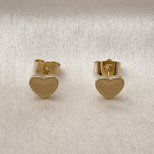 Oro Laminado Stud Earring, Gold Filled Style Heart Design, Diamond Cutting Finish, Golden Finish