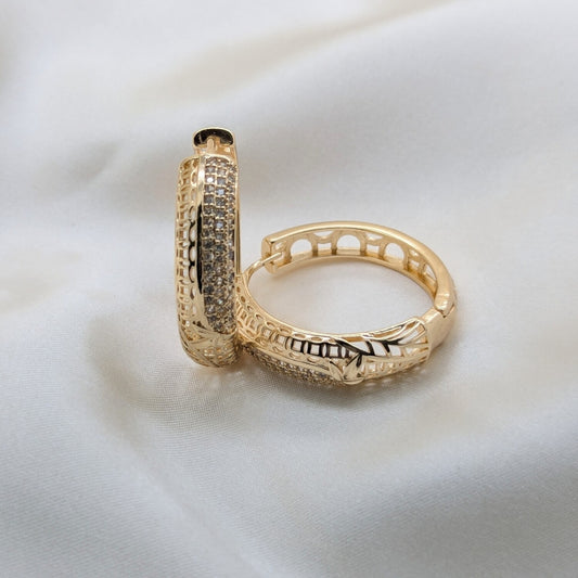 Oro Laminado Huggie Hoop, Gold Filled Style Leaf Design, with White Cubic Zirconia, Polished, Golden Finish