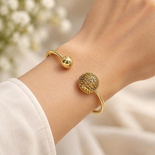 Oro Laminado Individual Bangle, Gold Filled Style Ball Design, Diamond Cutting Finish, Golden Finish