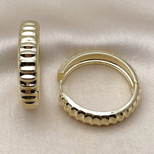 Oro Laminado Huggie Hoop, Gold Filled Style Polished, Golden Finish