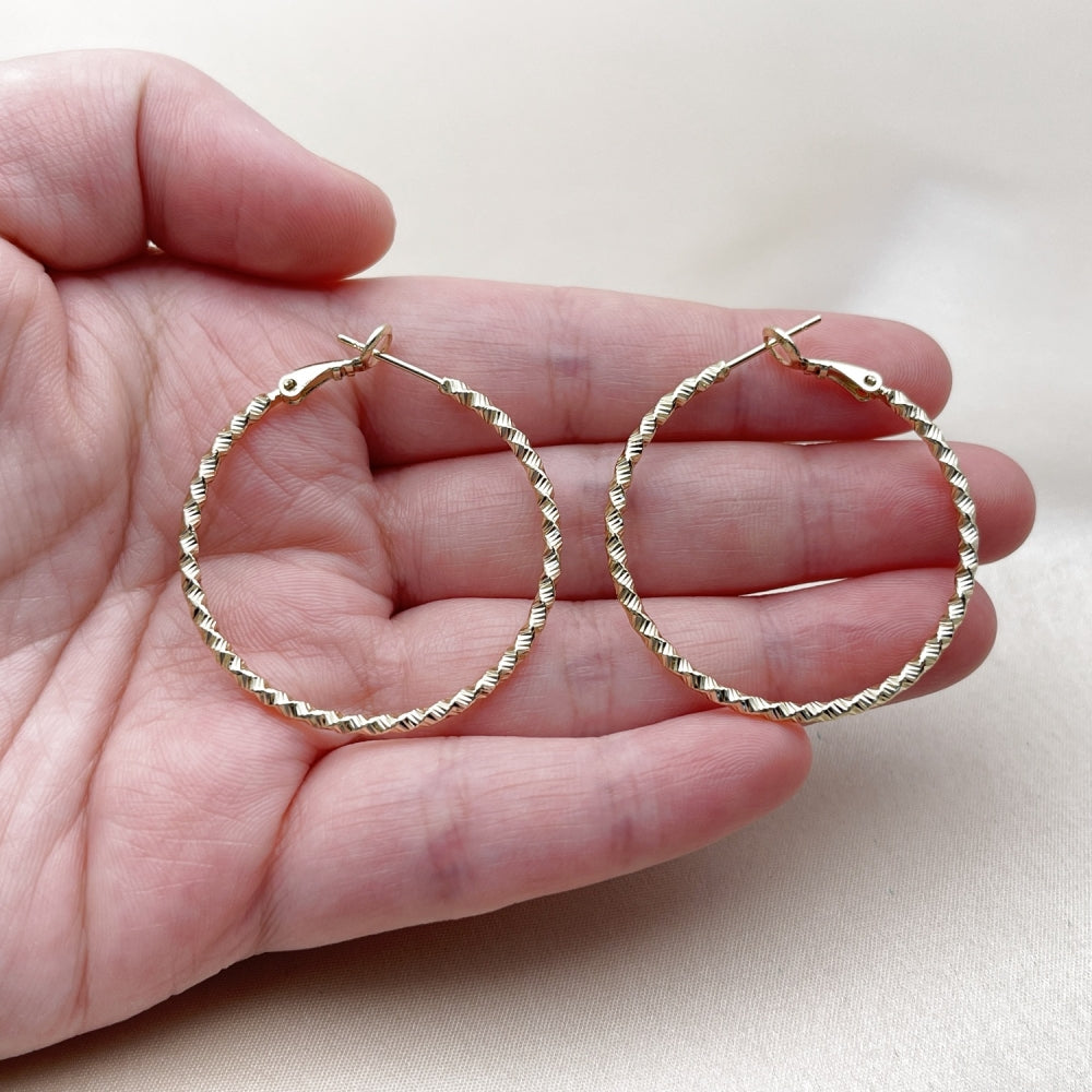 Oro Laminado Medium Hoop, Gold Filled Style Twist Design, Diamond Cutting Finish, Golden Finish