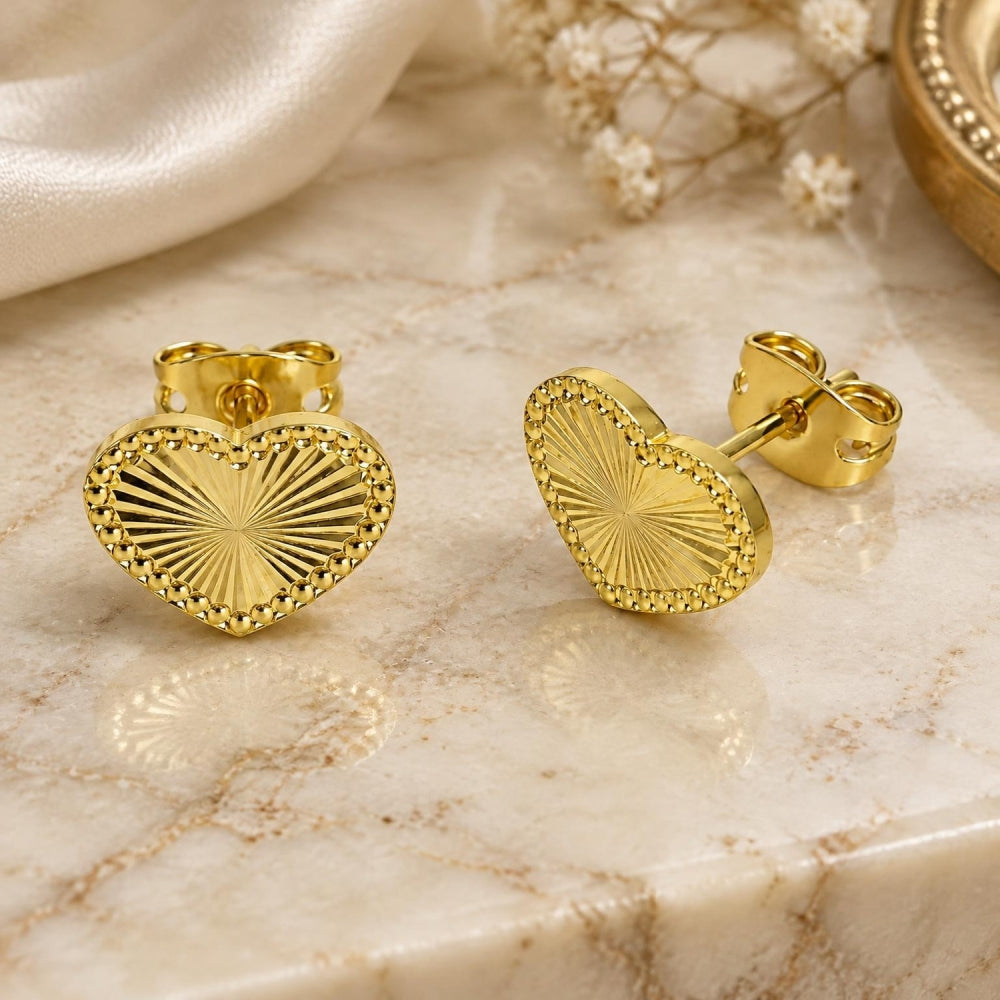 Oro Laminado Stud Earring, Gold Filled Style Heart Design, Diamond Cutting Finish, Golden Finish