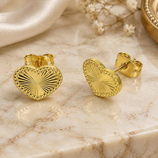 Oro Laminado Stud Earring, Gold Filled Style Heart Design, Diamond Cutting Finish, Golden Finish