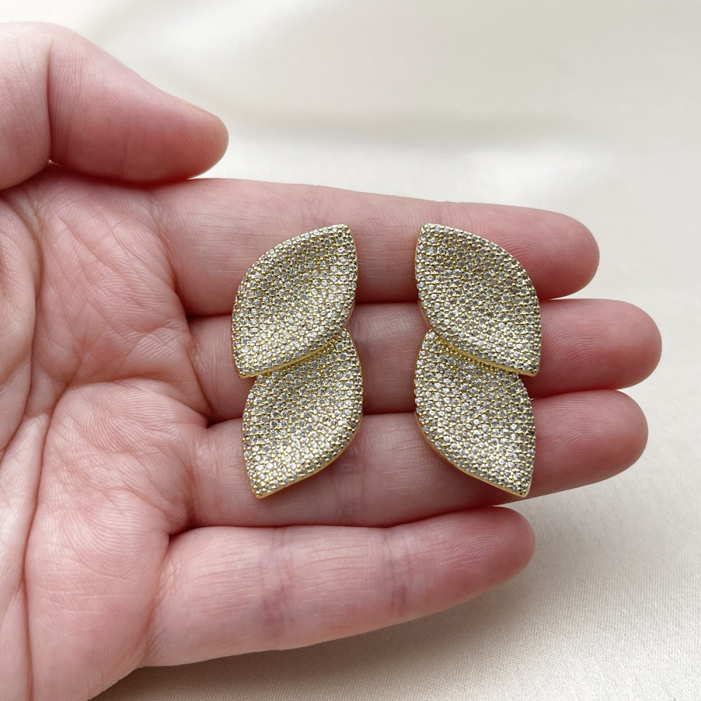 Oro Laminado Stud Earring, Gold Filled Style Leaf Design, with White Cubic Zirconia, Polished, Golden Finish