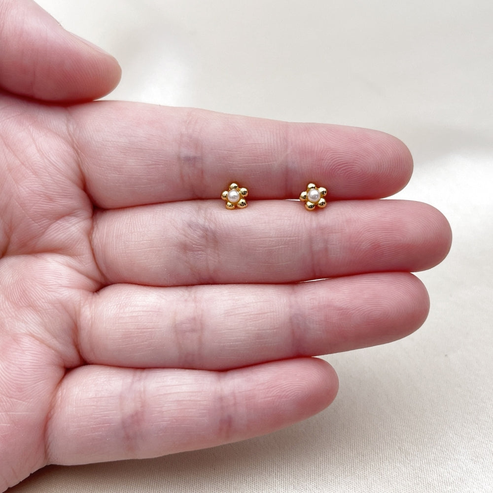 Oro Laminado Stud Earring, Gold Filled Style Flower Design, with Ivory Pearl, Polished, Golden Finish