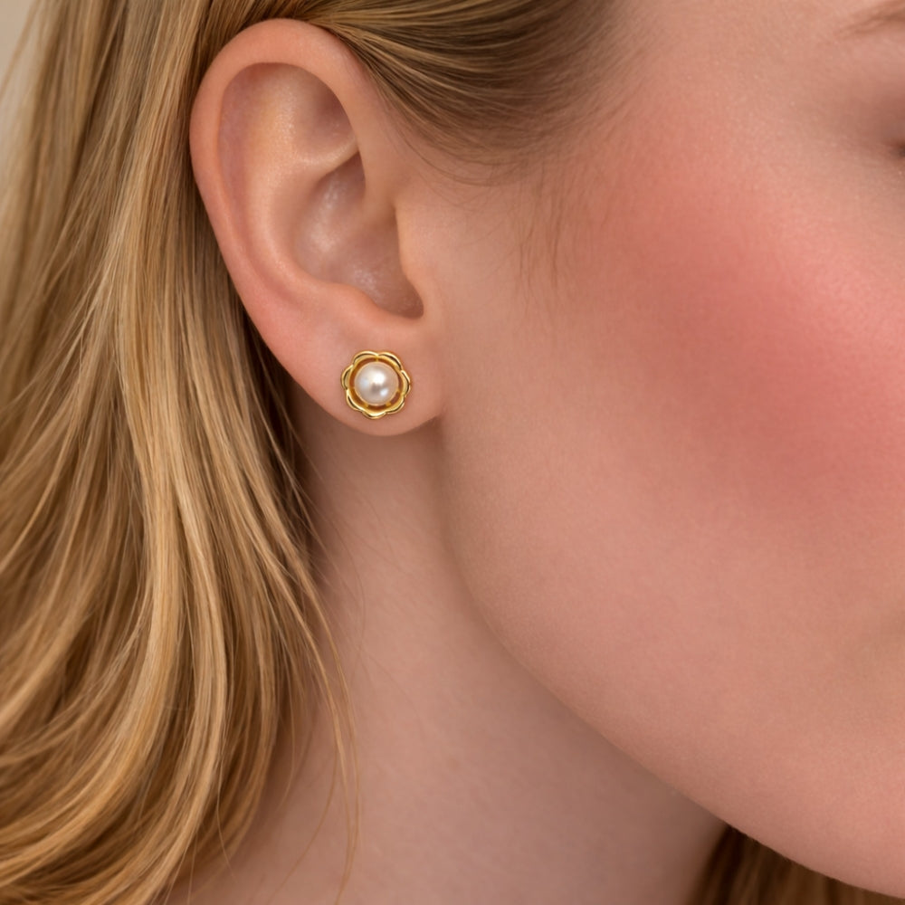 Oro Laminado Stud Earring, Gold Filled Style Flower Design, with Ivory Pearl, Polished, Golden Finish