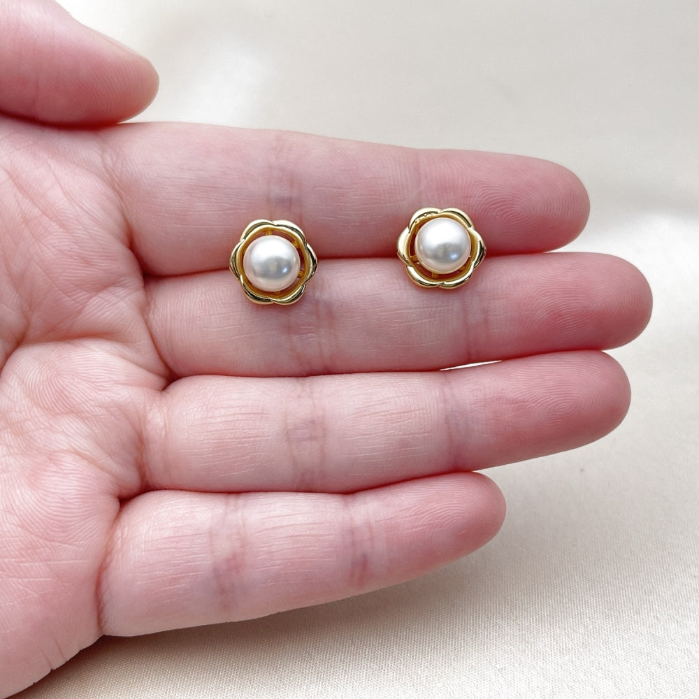 Oro Laminado Stud Earring, Gold Filled Style Flower Design, with Ivory Pearl, Polished, Golden Finish