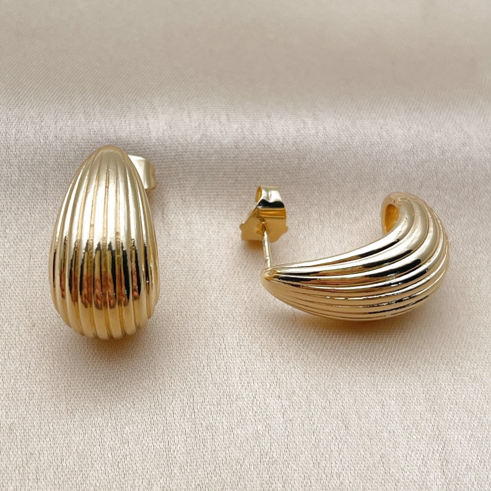 Oro Laminado Stud Earring, Gold Filled Style Teardrop Design, Polished, Golden Finish