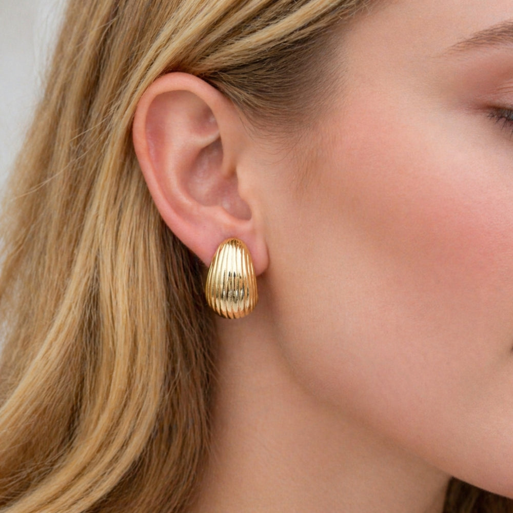 Oro Laminado Stud Earring, Gold Filled Style Teardrop Design, Polished, Golden Finish