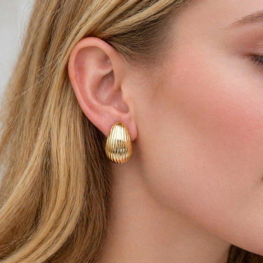 Oro Laminado Stud Earring, Gold Filled Style Teardrop Design, Polished, Golden Finish