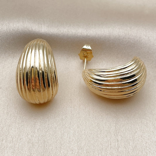 Oro Laminado Stud Earring, Gold Filled Style Teardrop Design, Polished, Golden Finish